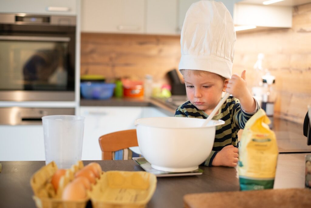 chłopiec gotuje w kuchni
